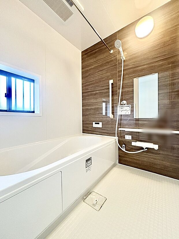 一日の疲れを癒してくれる明るい清潔感のあるバスルーム