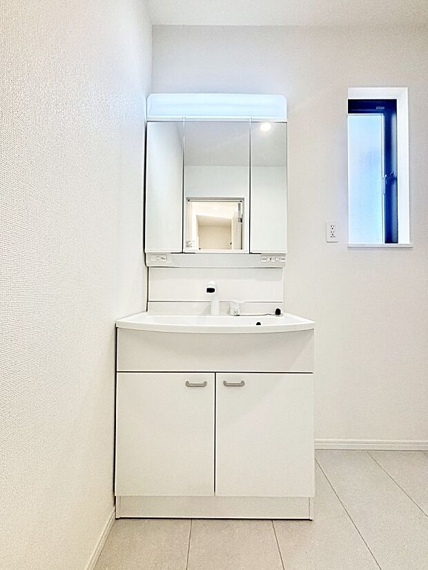 大きく見やすい三面鏡で清潔感ある洗面台は、身だしなみチェックや肌のお手入れにおすすめです。