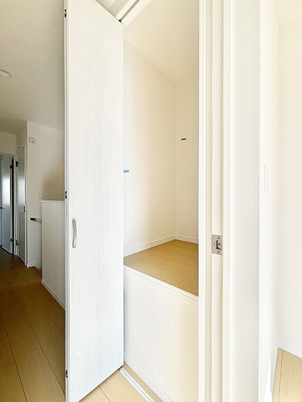 掃除用具や生活雑貨の保管に便利な廊下収納