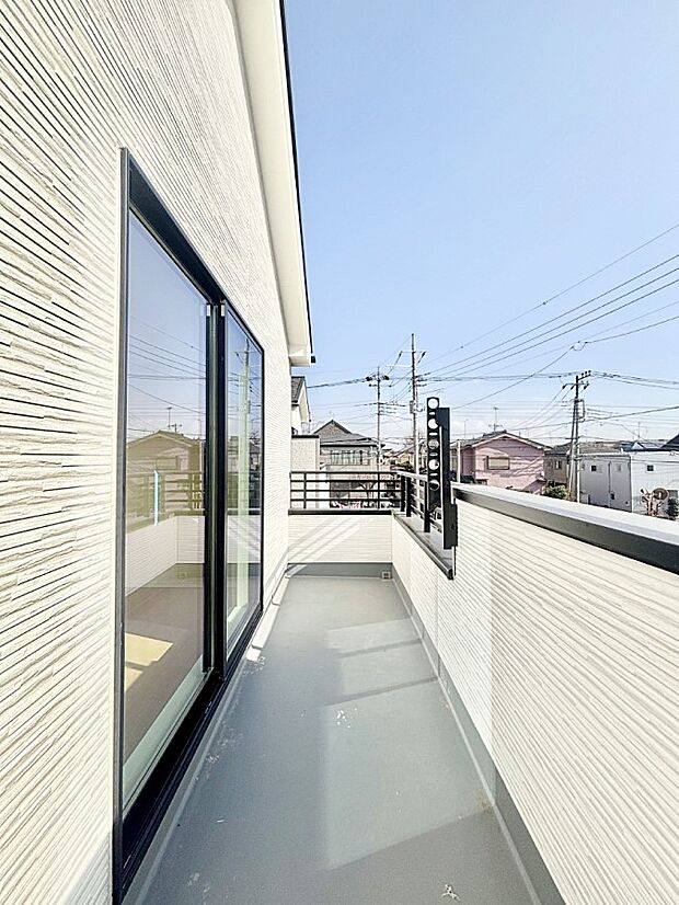 広々バルコニーでお洗濯物が気持ちよく乾きます。