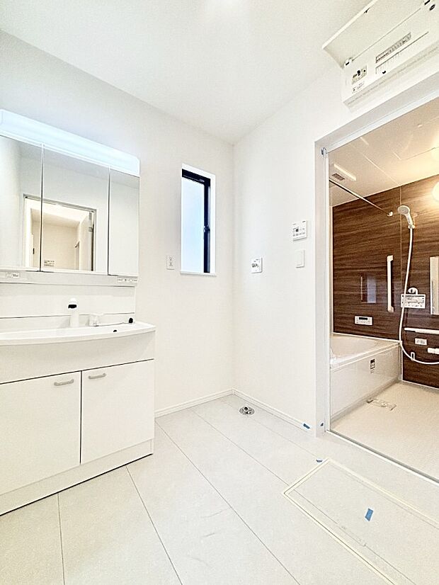 小窓がついているので湿気の多い場所でも換気が十分行えます。毎日の身支度を気持ち良く!