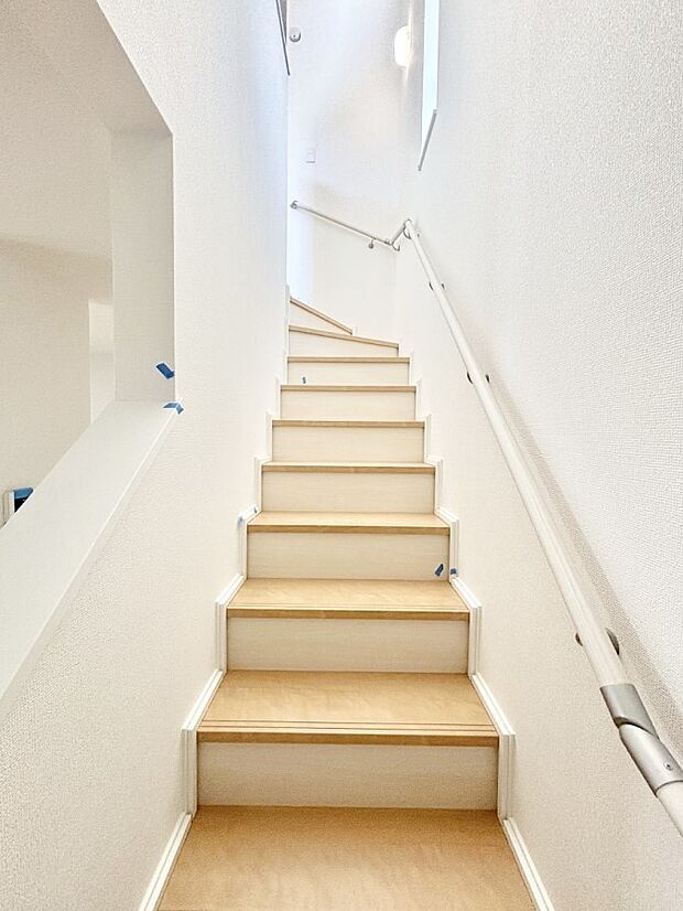 階段は手すり付きなので小さなお子様やご年配の方も安心です!