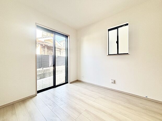 使いやすい形でベットや家具の置き方にも困ることもありません。