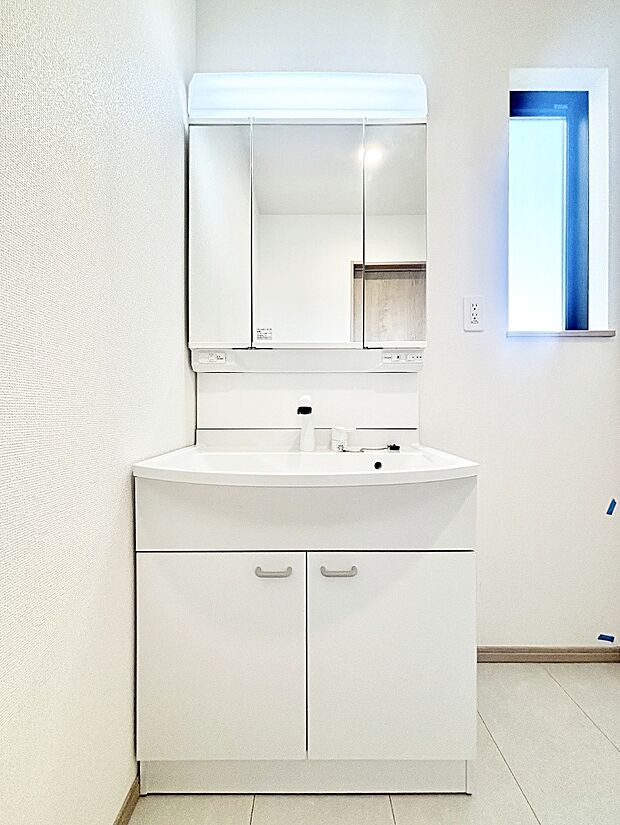 大きく見やすい三面鏡で清潔感ある洗面台は、身だしなみチェックや肌のお手入れにおすすめです。