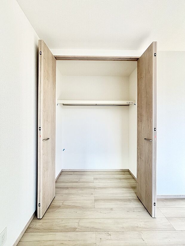 洋室のクローゼット。奥行きがあるので厚手の衣類もすっきり収まります。