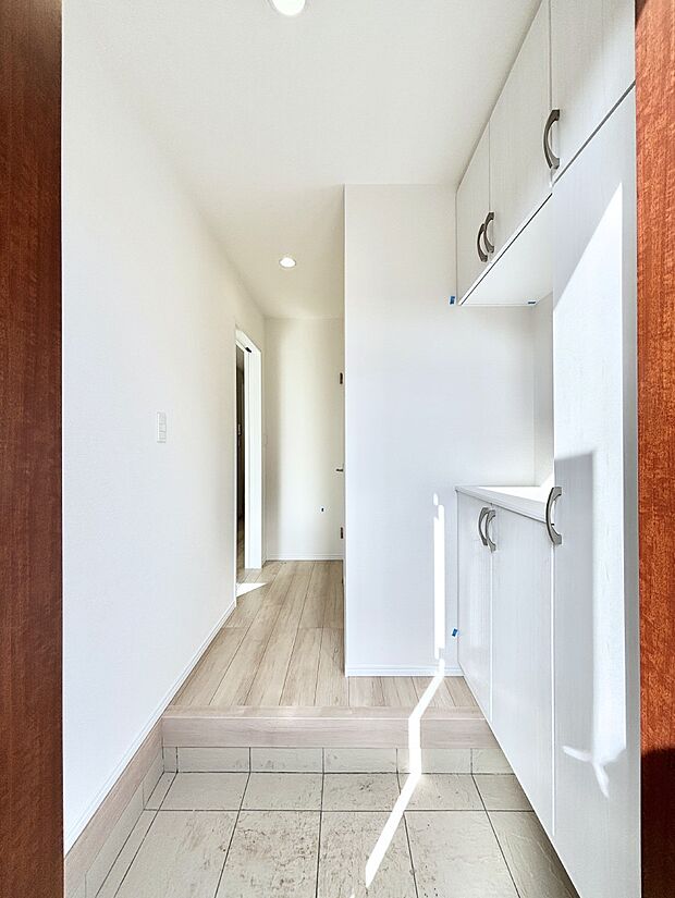 明るい玄関はお客様をお出迎えするのにぴったりです！ 