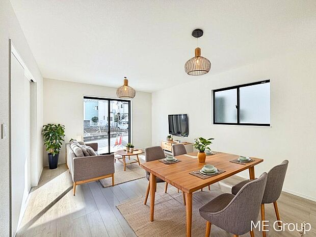 ご家族の賑やかな話し声で包まれる明るいリビング  ※家具はCGです