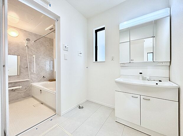 清潔感のある快適空間です。毎日の身支度も気持ち良くお使い頂けます。 