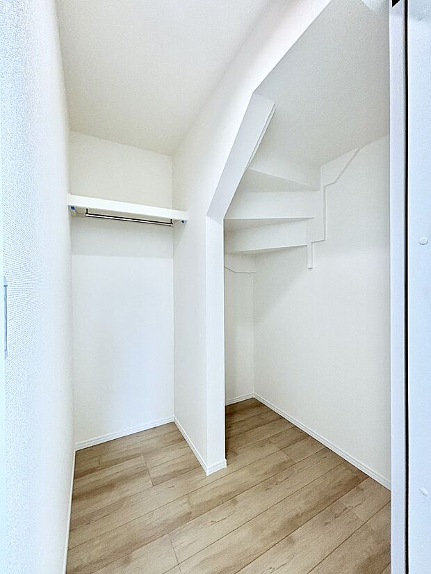 ファミリークローゼット。スーツケースや季節小物などもまとめて収納できます