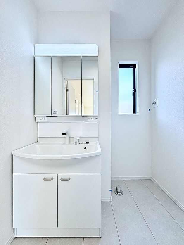 大きく見やすい三面鏡で清潔感ある洗面台は、身だしなみチェックや肌のお手入れにおすすめです。 