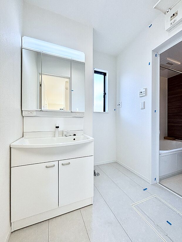 清潔感のある快適空間です。毎日の身支度も気持ち良くお使い頂けます。 