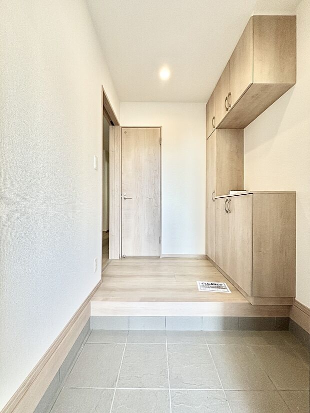 明るい玄関はお客様をお出迎えするのにぴったりです！ 