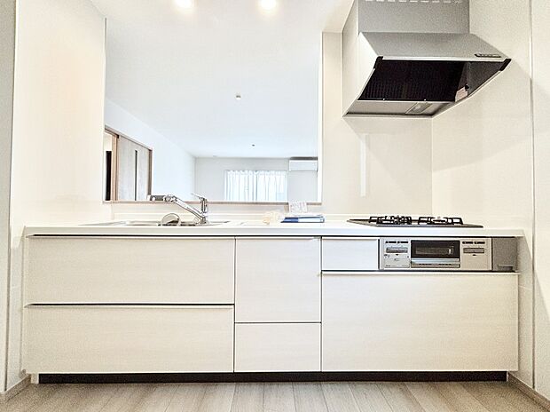 リビングを見渡せる人気のカウンターキッチン。 家族を見守りながら家事をすることができます。