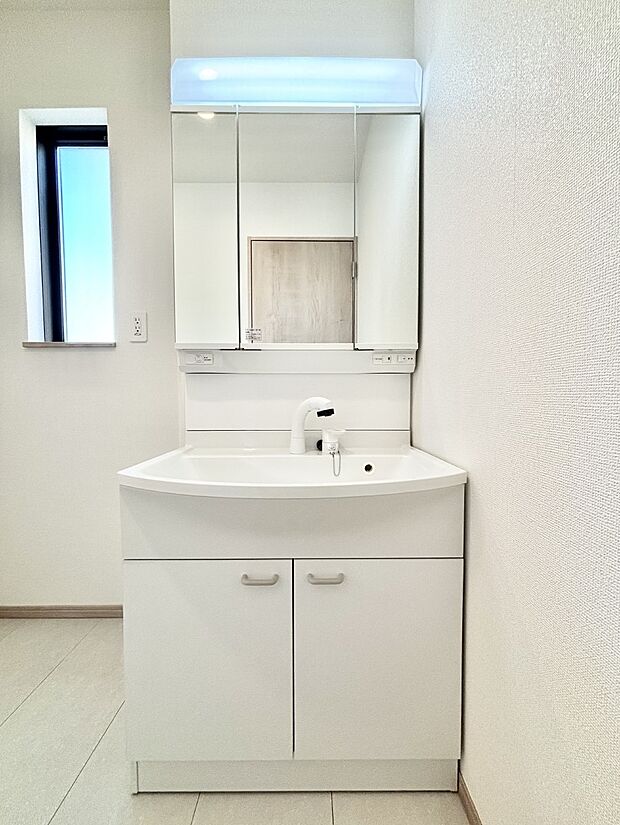 大きく見やすい三面鏡で清潔感ある洗面台は、身だしなみチェックや肌のお手入れにおすすめです。