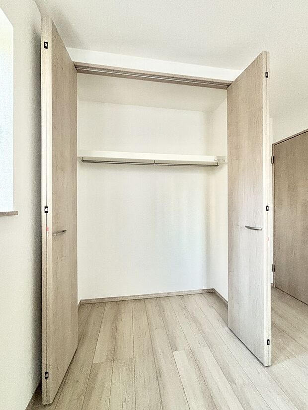 洋室のクローゼット。奥行きがあるので厚手の衣類もすっきり収まります。