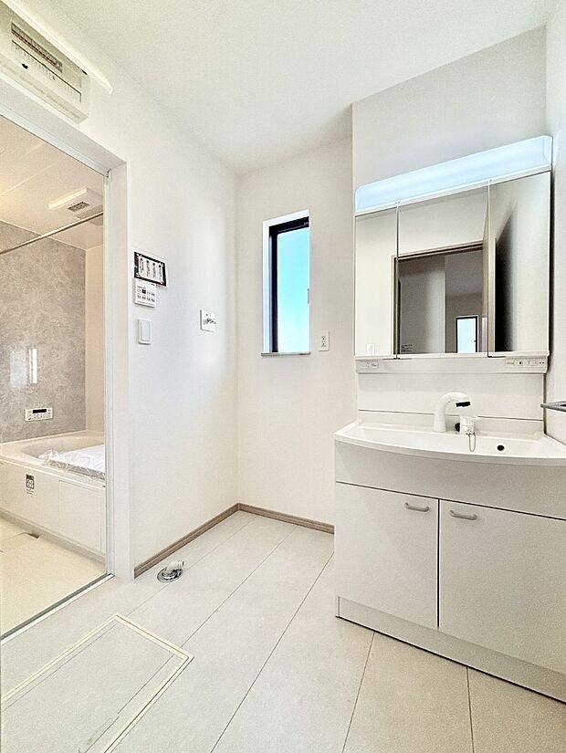 小窓がついているので湿気の多い場所でも換気が十分行えます。毎日の身支度を気持ち良く!