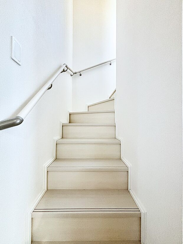 安全性を考慮し階段には手すりを設置しています