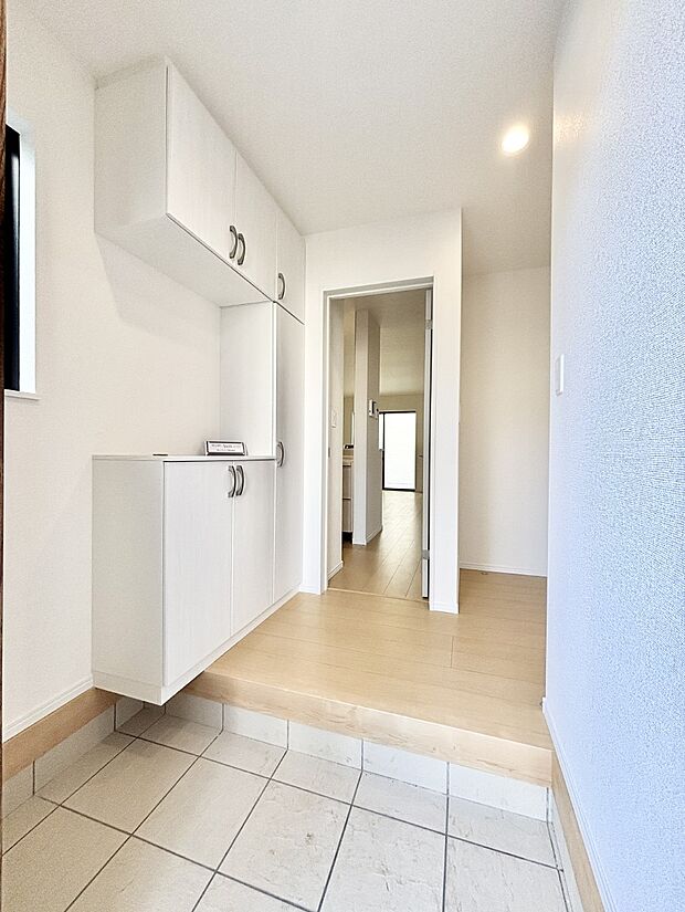 明るい玄関はお客様をお出迎えするのにぴったりです！ 