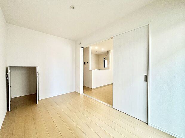 リビングの隣にある洋室。扉を開放して広く利用することも可能です。