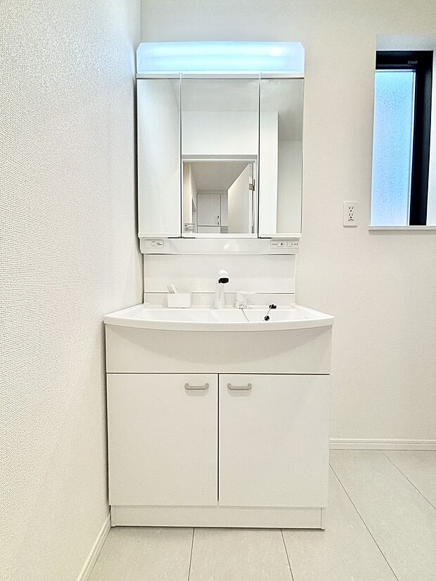 大きく見やすい三面鏡で清潔感ある洗面台は、身だしなみチェックや肌のお手入れにおすすめです。 