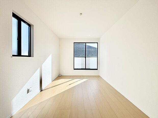 バルコニーが開放感をプラスしてくれる洋室