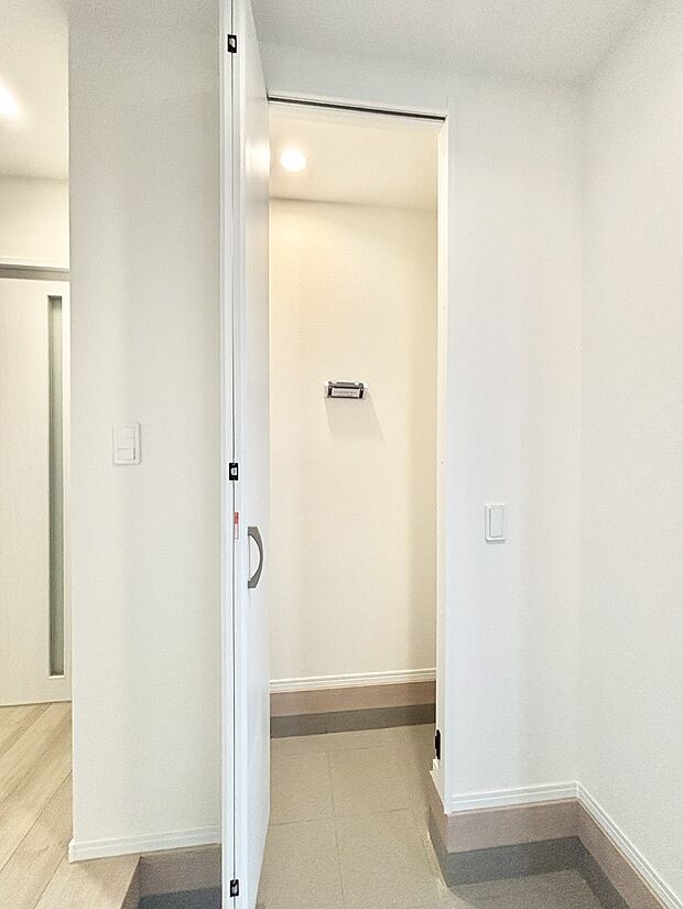 シューズインクローク付き！雨具やベビーカーも置けます。