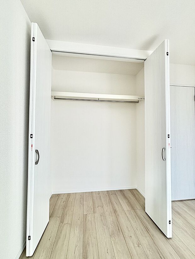 洋室のクローゼット。奥行きがあるので厚手の衣類もすっきり収まります。
