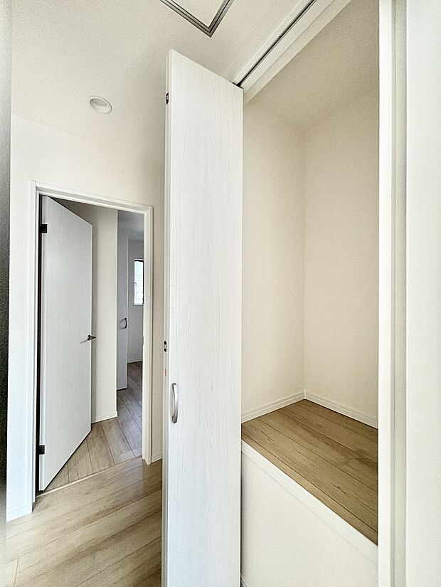 2階廊下収納。いくつあってもうれしい収納スペース