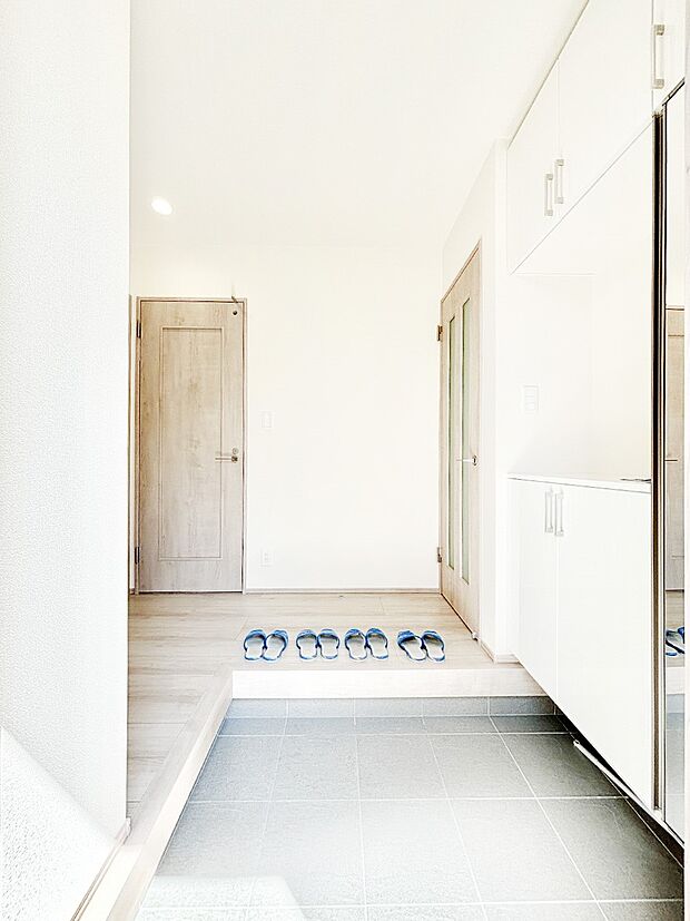 ご家族やお客様を気持ちよくお出迎えできる穏やかな雰囲気の玄関です。