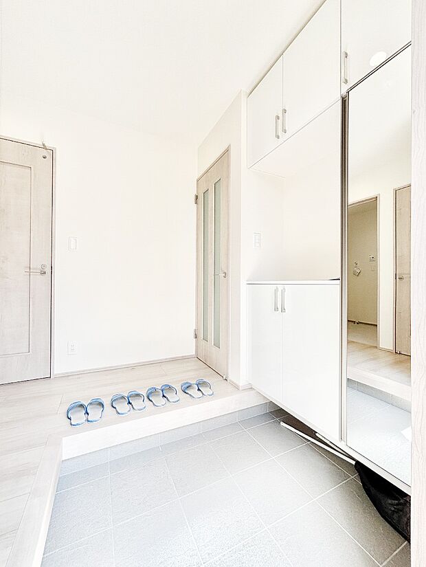 散らかりがちな玄関もスッキリ!ご家族の靴もたっぷり収納できる玄関収納付きです。