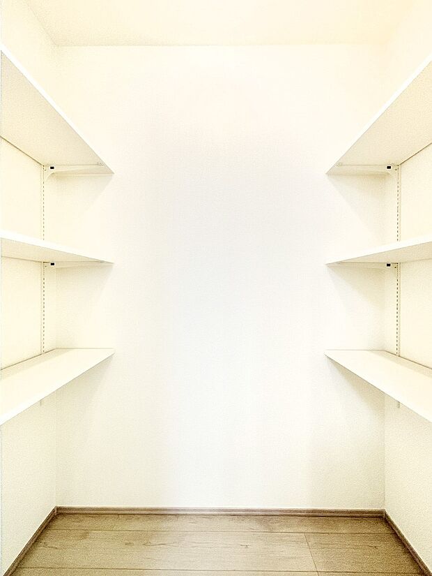 可動棚付きのパントリーで食品や日用品のストックもスッキリ見やすく収納できます!