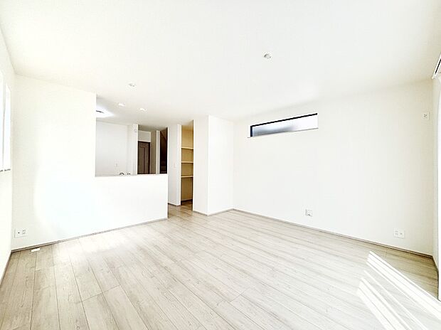 家族の笑顔が自然と生まれてくる、そんな雰囲気のダイニングに仕上がっています。