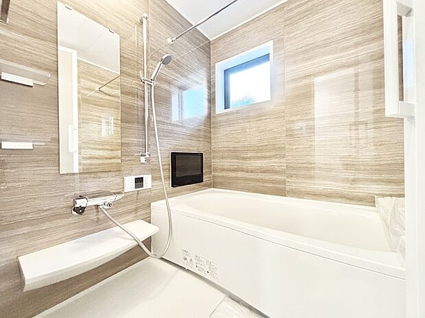 一日の疲れを癒してくれる明るい清潔感のあるバスルーム