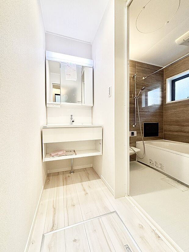 清潔感ある洗面化粧室で朝の身支度も快適