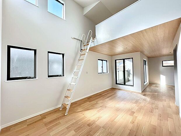 明るい陽光が注ぎ、寛ぎの雰囲気に満たされるリビング・ダイニング。