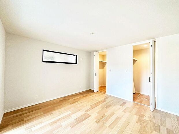 ウォークインクローゼットがあるお部屋！季節ごとの入れ替えも不要で便利です。 