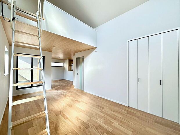 家族の笑顔が自然と生まれてくる、そんな雰囲気のダイニングに仕上がっています。