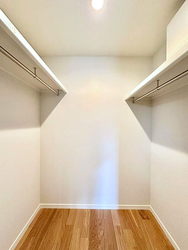 ウォークインクローゼット付きで生活空間を広く利用できます。