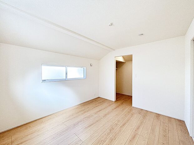 ウォークインクローゼットがあるお部屋。季節ごとの入れ替えも不要で便利です！
