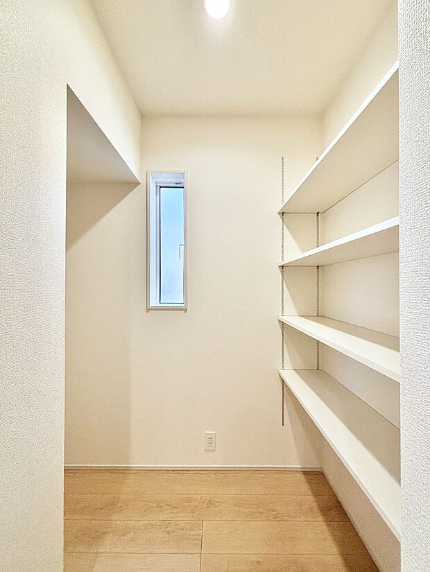 可動棚付きのパントリーで食品や日用品のストックもスッキリ見やすく収納できます！