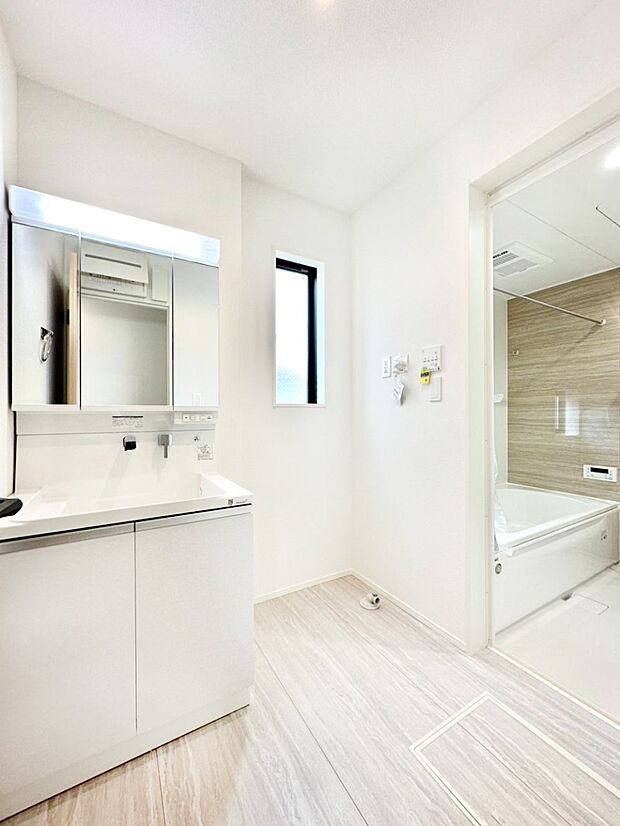 清潔感のある快適空間です。毎日の身支度も気持ち良くお使い頂けます。 