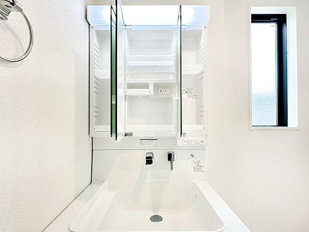 三面鏡の裏に、化粧品や衛生用品などを収納可能。洗面台をすっきりと保ちます！  