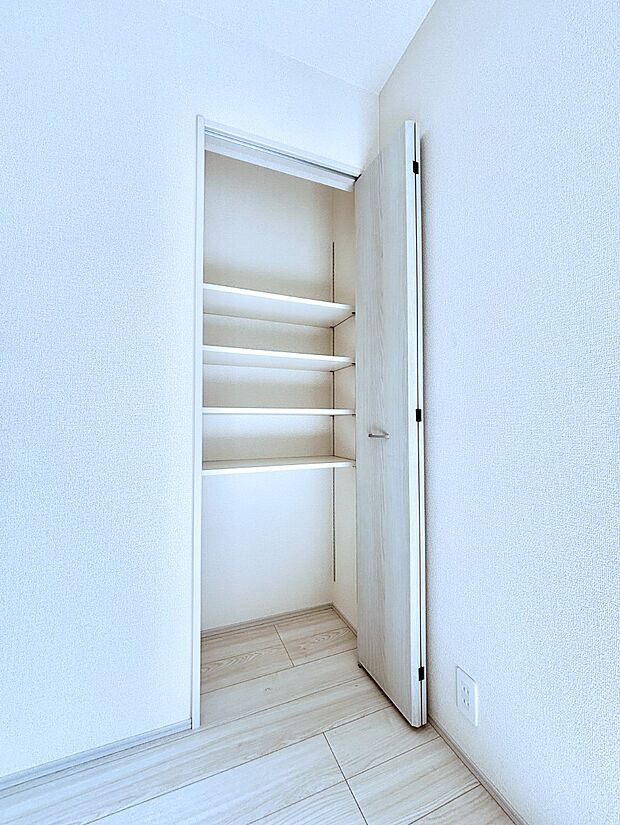 リビング収納。散らかりがちなリビングもスッキリと保てますね。