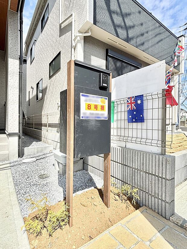 表札・インターホン・ポストをひとつに集約。エントランスになじむシンプルデザイン。
