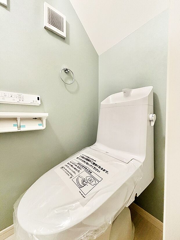 明るく清潔感のあるトイレです。