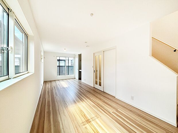 明るい陽光が注ぎ、寛ぎの雰囲気に満たされるダイニング。