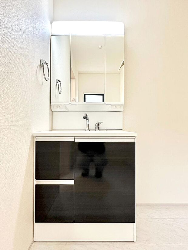 大きく見やすい三面鏡で清潔感ある洗面台は、身だしなみチェックや肌のお手入れにおすすめです。 