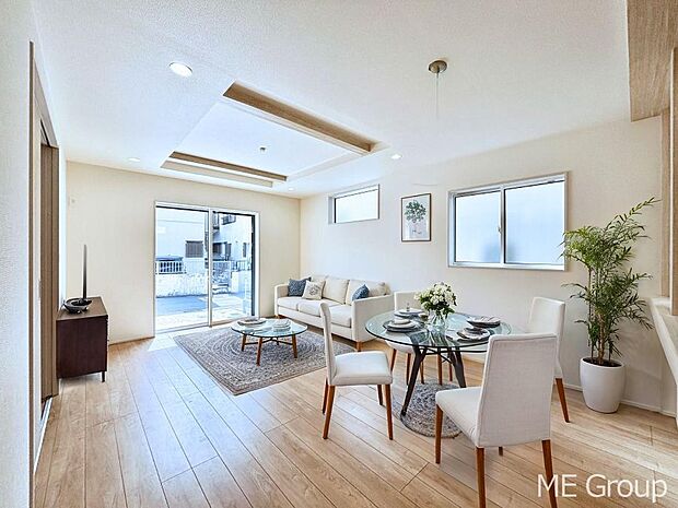 ご家族の賑やかな話し声で包まれる明るいリビング ※家具はCGです