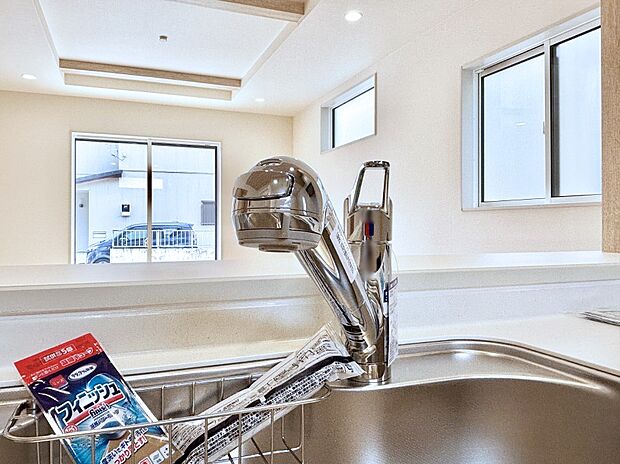 いつでも清潔なおいしいお水を。一つの水栓で水道水と浄水を使い分け。