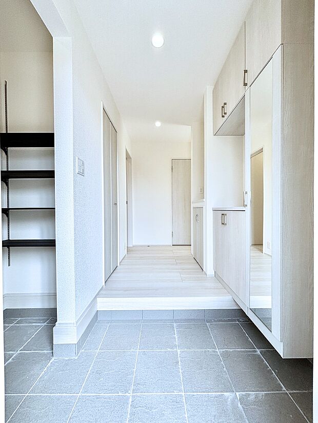 家族の帰宅やお客様をあたたかく迎える玄関  